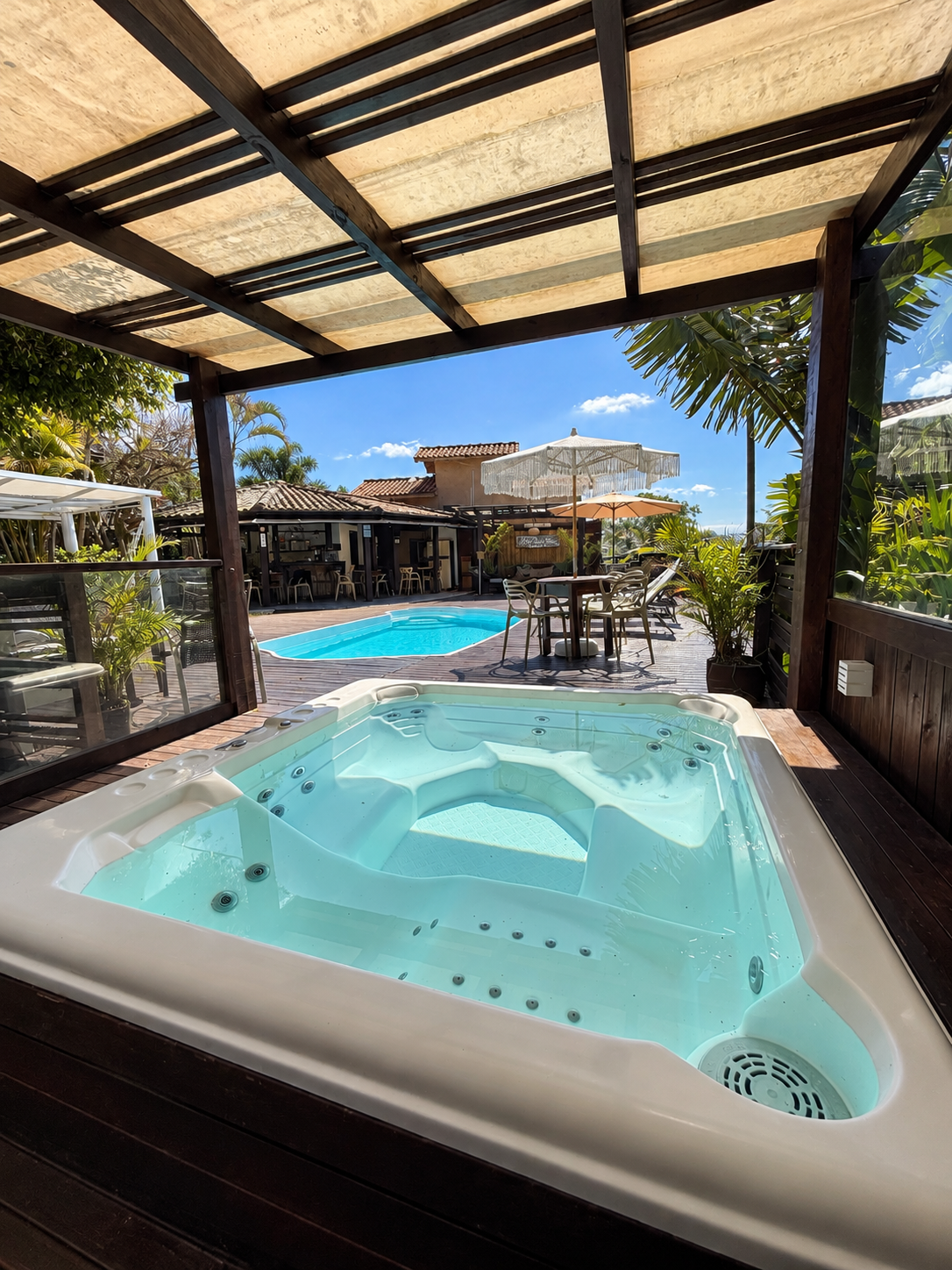 Jacuzzi coberta com vista para a piscina da Aloha Beach House