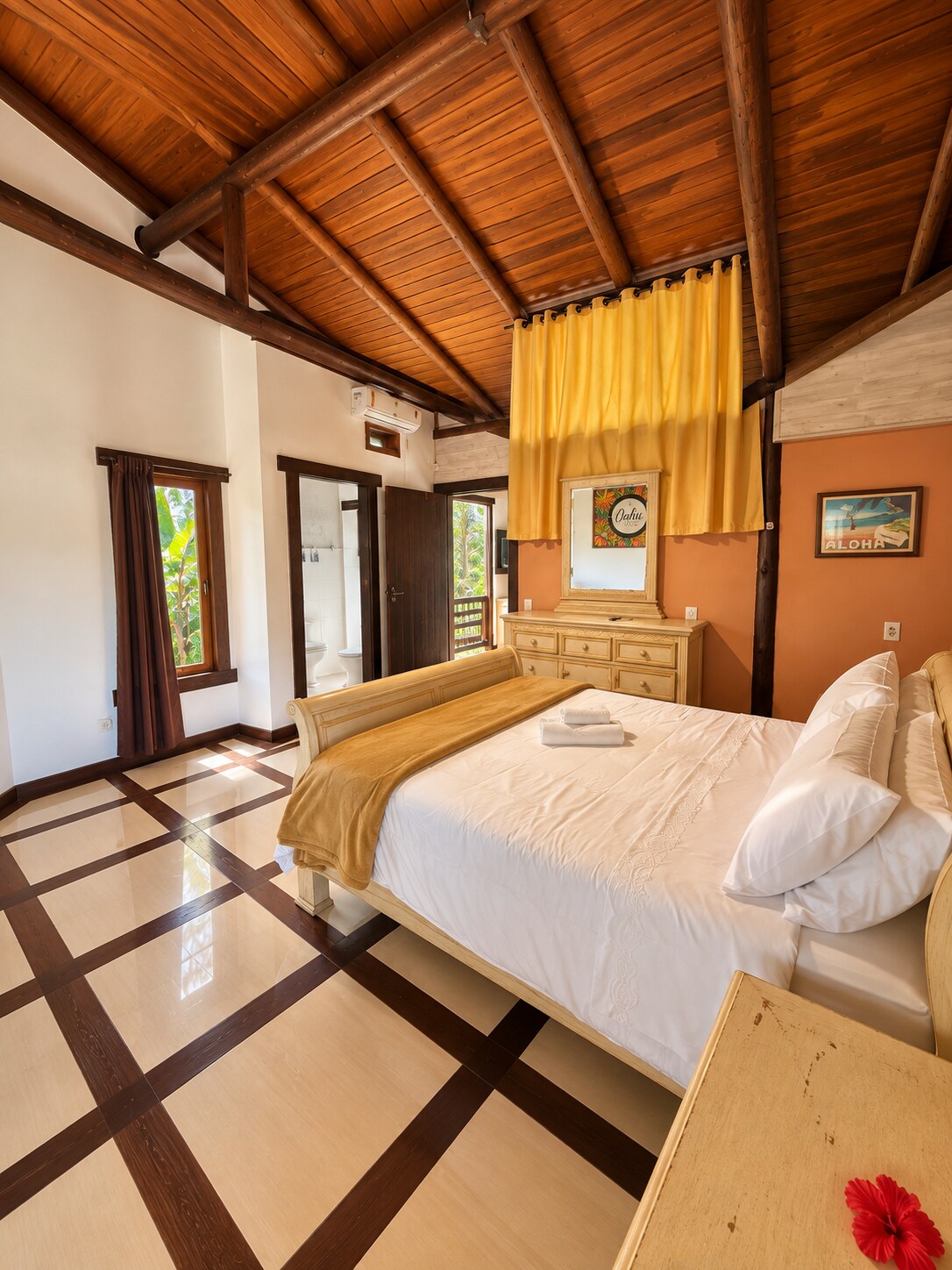 Quarto amplo com madeira e luz natural