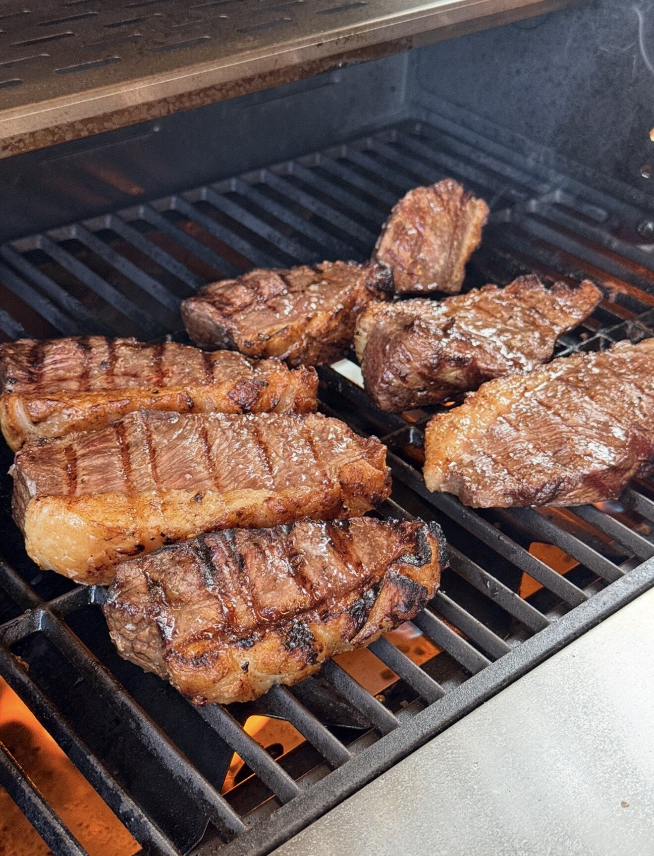 Churrasco sendo preparado na grelha