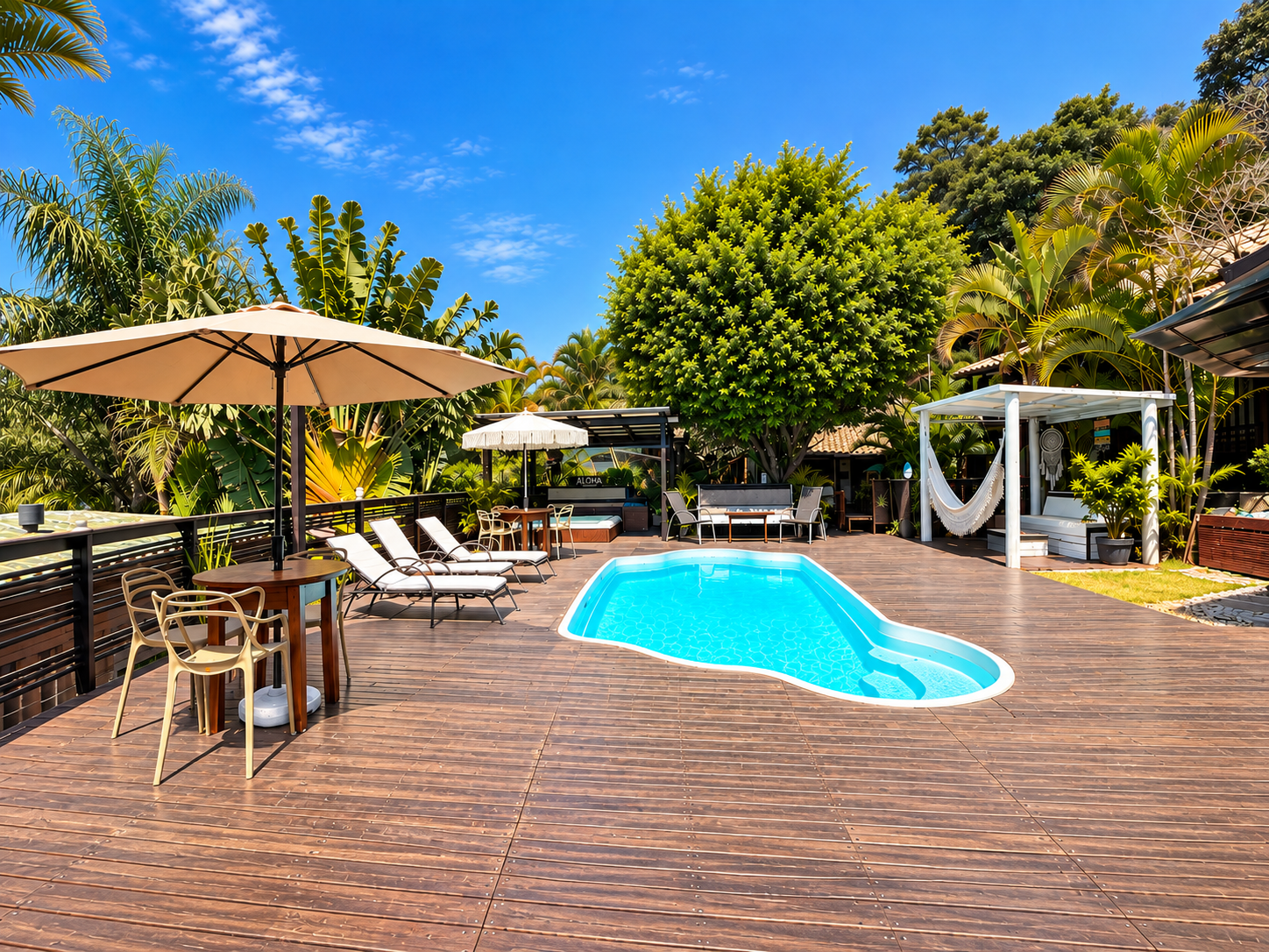 Piscina da Aloha Beach House cercada pelo deck e pela natureza